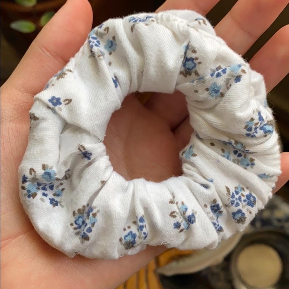 Hand made scrunchie - Picture 2 of 2